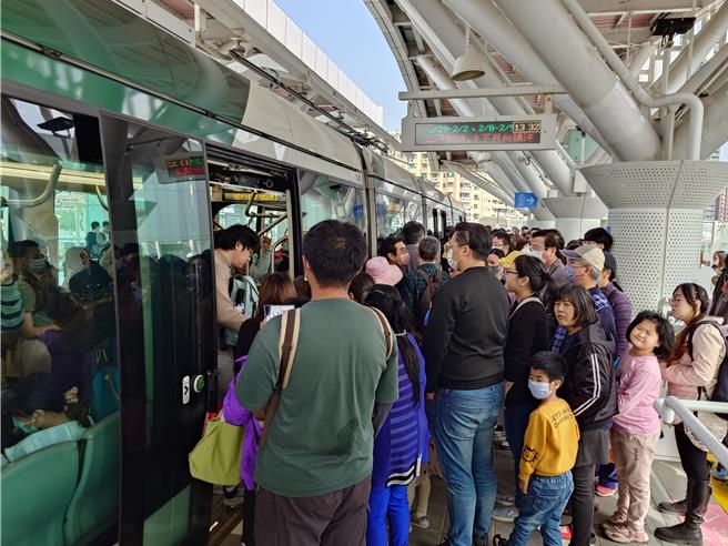 高雄轻轨连3日突破9万人次运量创下歷史新高，不过人挤人的活动会场让不少民眾抱怨挤不上轻轨列车。（任义宇摄）