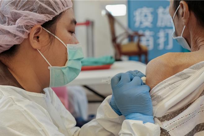 新竹县卫生局争取1042剂公费流感疫苗，5日起在13乡镇市卫生所开诊时间开放接种。（罗浚滨摄）