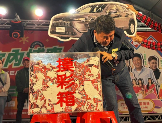 屏东内埔年街抽奖活动引发天选之人质疑，乡长锺庆镇则澄清绝对公平公开公正。（内埔乡公所提供）