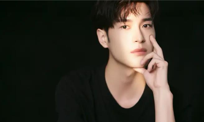 大陸男演員梁祐誠因中樞神經感染，搶救無效病逝。圖／搜狐網