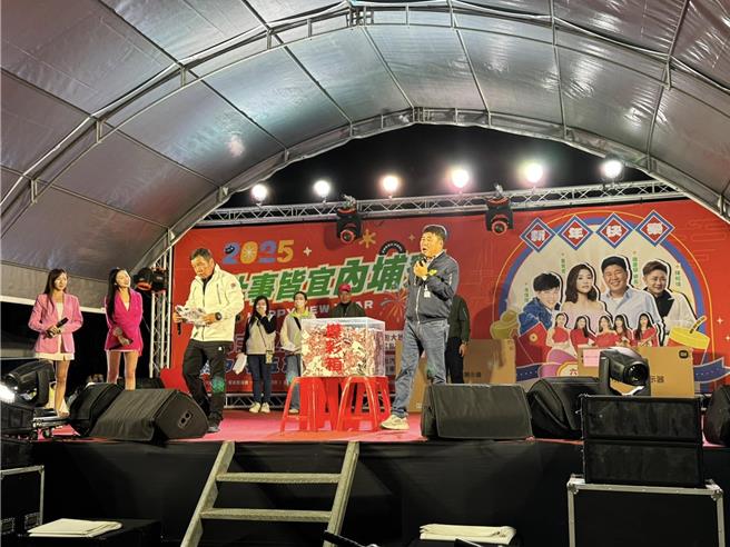 內埔年街從除夕到初四，初四摸彩獎項包含家電、電動車、電視、機車及超級大獎汽車。（內埔鄉公所提供／羅琦文屏東傳真）