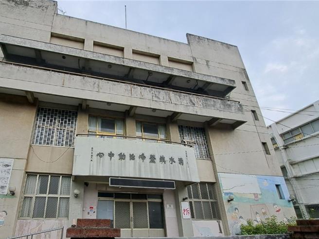 台中市清水区鳌峰活动中心属于危险老旧建物有影响公共安全之虞，建设局投入约1200万元规画绿地及停车场空间，将于2月中旬启动拆除、8月完工。（建设局提供／潘虹恩台中传真）