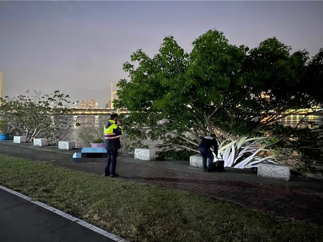 鑑识人员现场採证。（三重警分局提供）