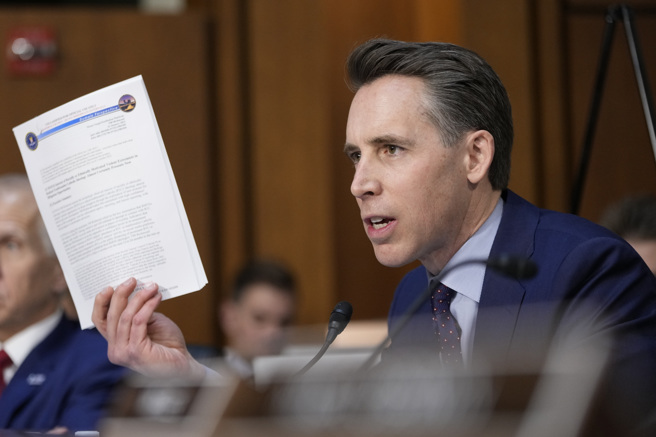 美国参议员霍利近期在国会提案，要求立法限制美国民眾协助中国推动人工智慧，同时下载、使用DeepSeek者将被定为犯罪，最高可判处20年监禁并课100万美元罚款。（图／美联社）