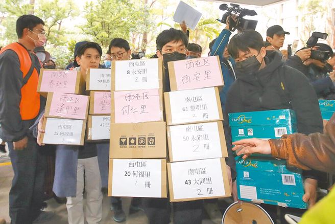 全台多个罢免团体3日齐聚中选会，递交罢免选区立委提议连署书。（资料照片/黄世麒摄）