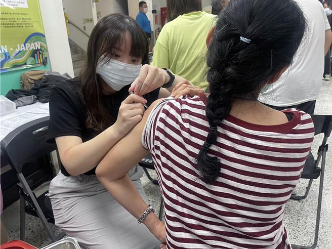 台南市政府卫生局4日傍晚盘点发现全市仍有2483剂公费疫苗可提供现场随到随打。（资料照片）