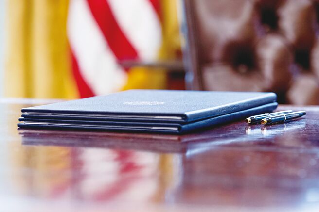 川普重申美国对欧贸易逆差大，向欧盟徵收关税势在必行，但暗示英国或许能豁免。图／美联社