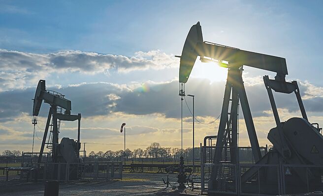 美国总统川普对加墨中商品加徵关税，短期内将推高能源价格。图／美联社