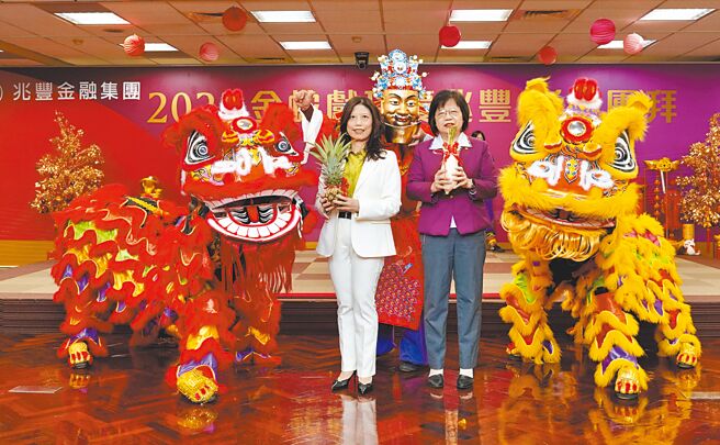 兆丰金控3日举办开工新春团拜，总经理萧玉美（左）指出，兆丰金去年获利创高，勉励员工齐心协力在金蛇年共创事业高峰。图／兆丰金控提供
