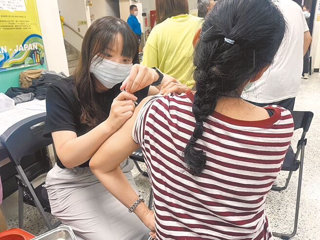 医师指出，一般人罹患流感99％都不会变成重症，但如果刚好比较劳累、免疫力变差，就容易併发重症。图为艺人大S惊传因流感併发肺炎离世，引爆新一波流感疫苗接种潮。（台南市政府卫生局提供／洪荣志台南传真）