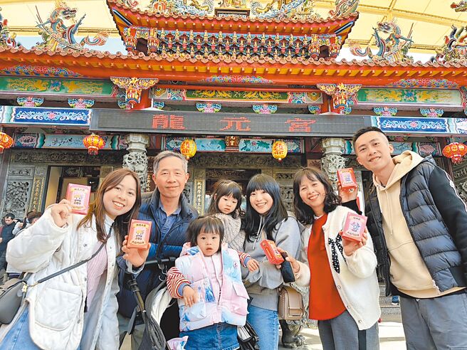 桃园市观旅局年节推出的「小龙年游大龙门」限定活动如大龙门立体书、集章换好神公仔等场场秒杀，带动大龙门旅游廊带表现亮眼。（桃园市观旅局提供／蔡依珍桃园传真）