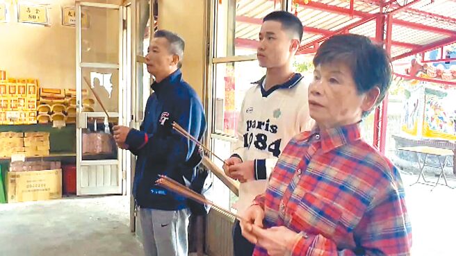 旅美球星林昱珉（中）与父亲及祖母3日前往台东华佗神医庙参拜还愿，林预计2月中旬返美，妻女暂留台湾。（民眾提供／萧嘉蕙台东传真）