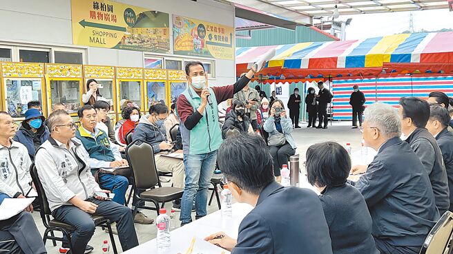 立委郭國文3日邀中央官員南下到台南市楠西災區召開座談會，災民和地方里長在現場發表建言。（張毓翎攝）