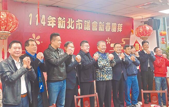 新北市長侯友宜（右五）3日帶領劉和然、陳純敬、朱惕之3位副市長赴市議會參加新春團拜。（高鈞麟攝）