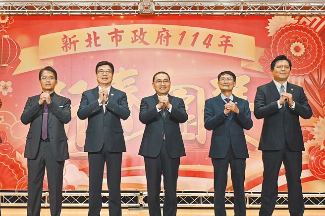 新北市政府3日舉行新春團拜，新北市長侯友宜（左三）與市府團隊齊聚市府大禮堂互道恭喜。（高鈞麟攝）