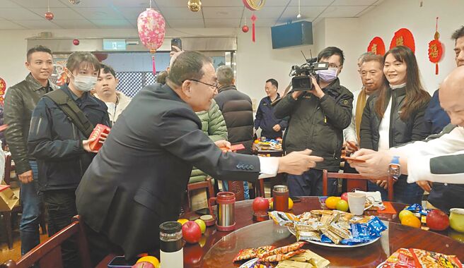 新北市長侯友宜（左一）3日向議會同仁發送蛇年福袋，祝福大家都能順利圓滿。（高鈞麟攝）