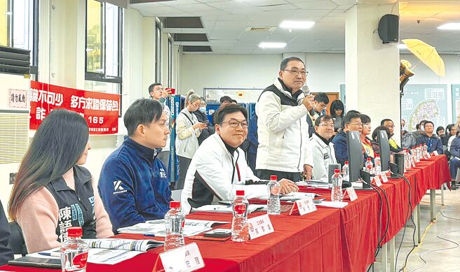 新北市长侯友宜（左四）3日在板桥区公所办理行动治理座谈会，聚焦讨论近日闹得沸沸扬扬的板桥殡仪馆，他也提到希望中央加速核定泰板轻轨。（柯毓庭摄）