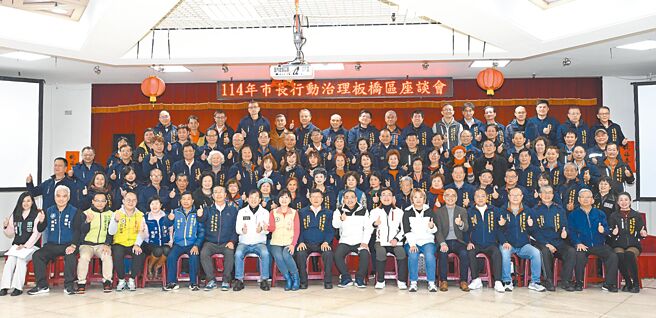 新北市长侯友宜（一排右九）3日率市府团队在板桥区公所办理行动治理座谈会。图为会后大合照。（柯毓庭摄）