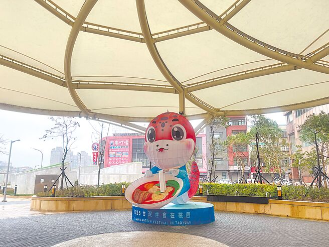 2025台灣燈會在桃園2月7日至2月23日將於青埔登場，桃園市政府攜手中壢區公所在中壢市區打造「光之長廊」，位在永興公園的主燈區，6日起每晚5點至7點亮燈，7日至23日每日限量發送100個燈會小提燈。（呂筱蟬攝）