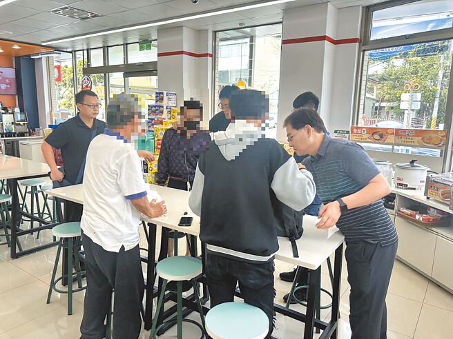 台中市65岁杨姓男子去年3月听信「AI机器人」可协助代操票获利等话术，1个月内被骗约200万元，出面取款的李姓与万姓男子，法院依加重诈欺罪判处10月有期徒刑。（民眾提供／潘虹恩台中传真）