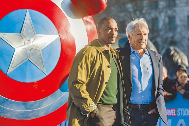 哈里遜福特（右）日前與新任美隊安東尼麥基出席位在英國的宣傳活動。（漫威影業提供）