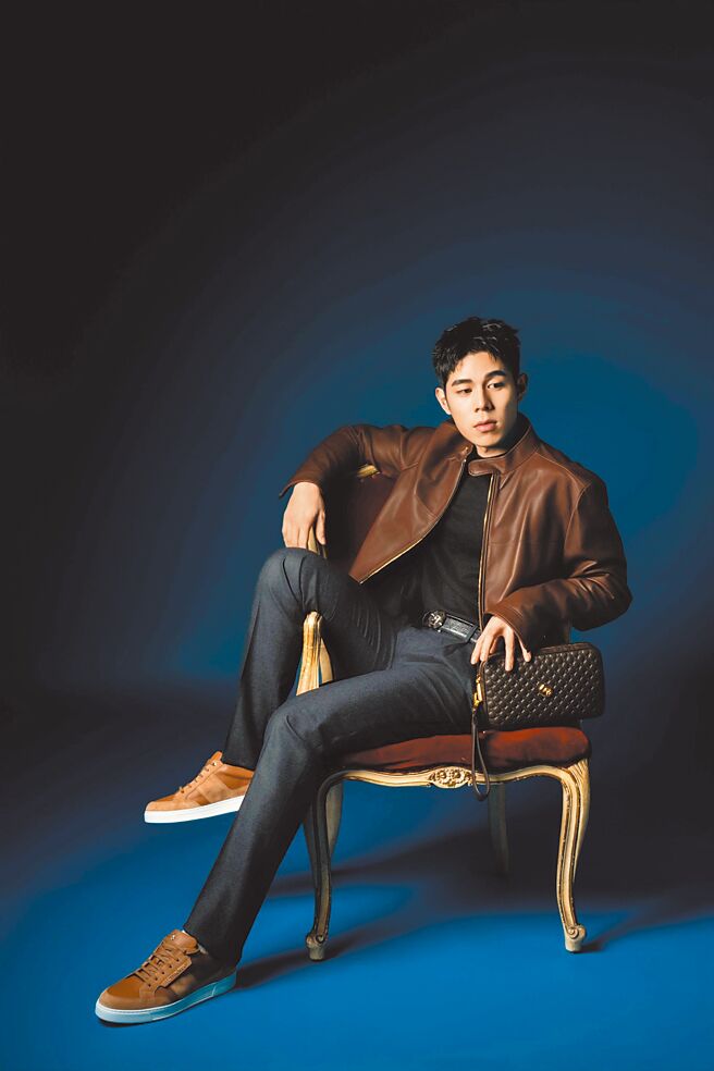 新生代前景最看好的男星詹懷雲拍攝義大利男裝Stefano Ricci時尚專題，百萬華服上身，展現巨星氣勢。（石智中攝）