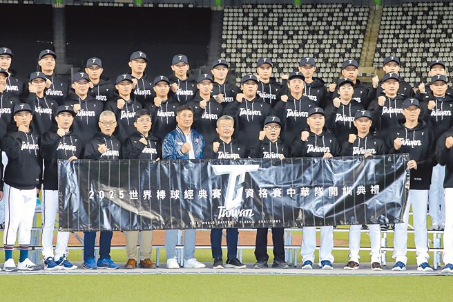 中華隊3日在台北大巨蛋正式開訓，中職會長蔡其昌（第一排右五）、中華棒協理事長辜仲諒（第一排左五）與中華隊總教練曾豪駒（第一排右三）跟已報到球員拍攝團體照。（黃世麒攝）
