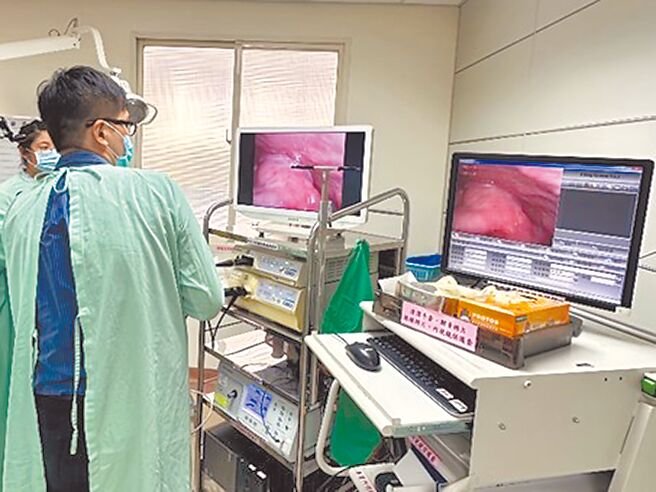 新竹台大分院耳鼻喉部医师李自祥说明，微创声带手术是以局部鼻腔及喉部麻醉减轻不适，在鼻内视镜辅助下，针对声带病灶进行切除及类固醇注射，整个手术可在半小时内完成。（李自祥提供）