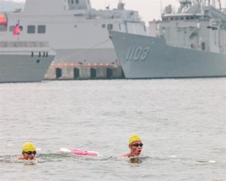 海軍水下作業大隊「水械專長班」  冒低溫海上長泳厚植戰技