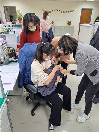 低收女抱未满月男婴「饿5小时」   啼哭声引警慈母心大爆发