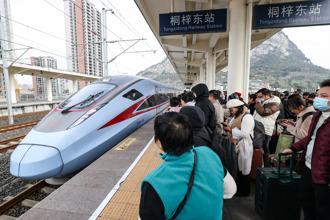 該上班了！陸多地啟動新春返崗行動 包車、專列應有盡有