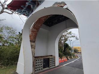 墾丁地標遭撞毀！50年牌樓變形 肇事者逃逸