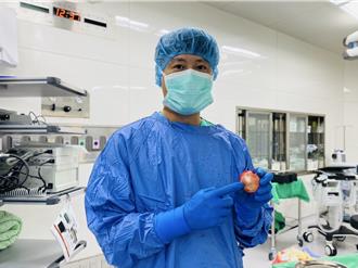 8旬翁肩關節嚴重退化 醫師1手術助他重返球場