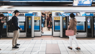 單車族集體把車掛捷運扶手上  北捷說話了