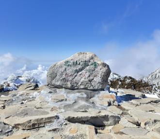雪霸设置辅助导引桩 助力登山者安全行走