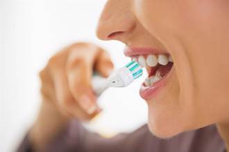 牙刷恐比馬桶還髒 醫列4情況：細菌量暴增