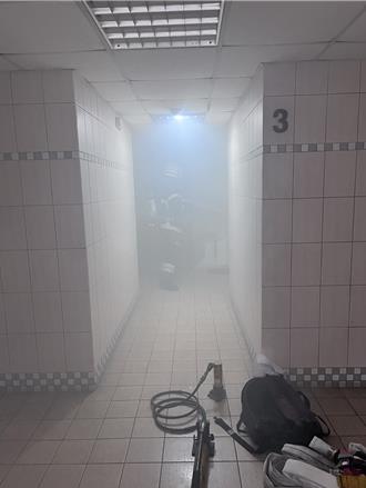 老夫妻外出疑忘關爐火　鄰居驚屋內竄煙警消破門搶救