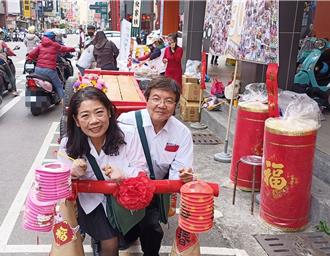 李世湧夫妻義賣古早燈籠 助彰化家扶兒就學30載