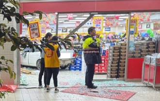 彰化救護車與轎車路口碰撞 直直撞進旁邊鞋店內