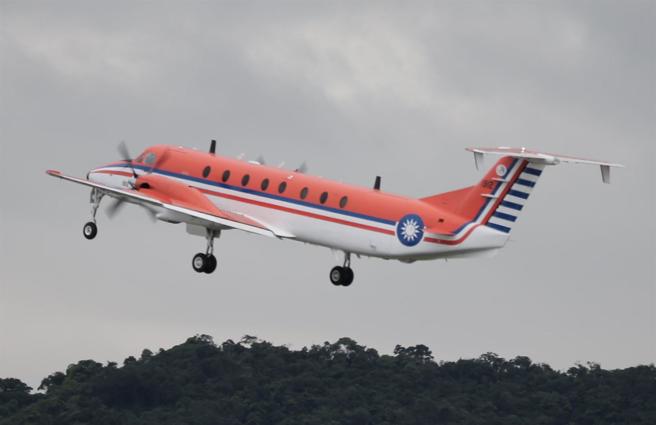 橘色塗裝的查核機，負責全國各地軍（民）用機場助導航設施飛測任務，確保各型軍機起降皆能憑藉儀器精準定位，維護飛行安全。（本報資料照片）