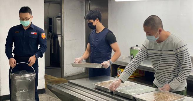 北市保安大隊長年送餐至成功國宅，為社區內長輩提供豐盛餐食。（圖／翻攝畫面）