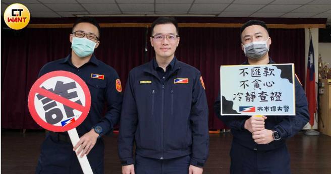 保大第二中隊中隊長朱浩瑜也會利用送餐空檔，趁著長輩用餐期間趁機宣導防詐。（圖／黃威彬攝）