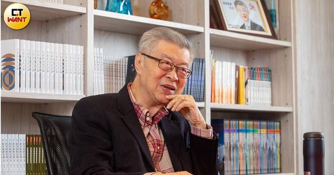 前行政院院长、现为新世代金融基金会董事长陈冲观察现今国际情势，以男女朋友交往过程中的微妙关系作为譬喻。（图／刘耿豪摄）