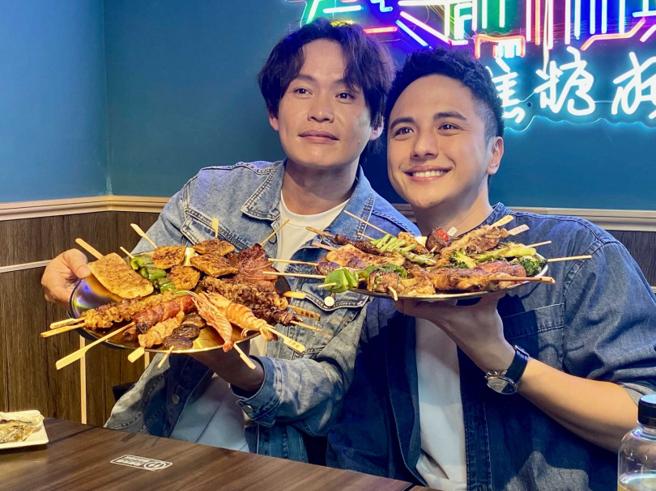 黄镫辉（左起）和徒弟曾子余，将在《九条好汉在一班》中成为班长和班兵。（图／本刊资料照）