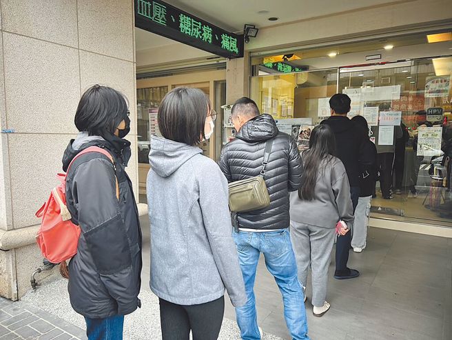 艺人大S染流感併发肺炎，日前在日本旅游猝逝，引爆全台民眾抢打流感疫苗。（冯惠宜摄）