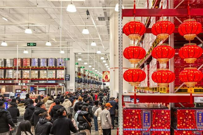 大陆2025年续拚经济，扩大内需与提振消费成为重中之重。（摘自中新社）