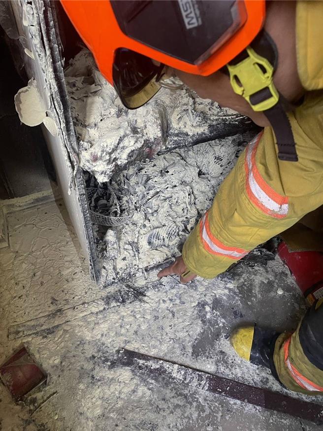 东港辅英医院发生火警，火势在11分钟内扑灭，无人伤亡。（屏东县消防局提供／罗琦文屏东传真）