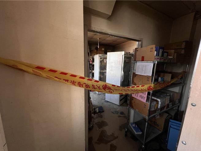 东港辅英医院发生火警，消防人员初步检视，5楼资材室起火，现场燃烧资材室柜子。（屏东县消防局提供／罗琦文屏东传真）
