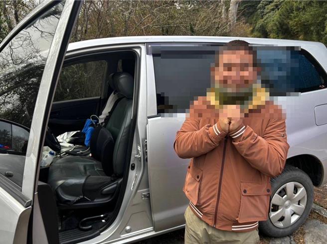 印度籍蒋姓男子久闻南横美景，趁着年假驾车独自前往南横最高点－垭口，欣赏壮丽云海，不料，返程行经33公里桧谷时，车辆突然熄火受困高山，所幸警方及时赶到救援，助其平安返家。（警方提供／林雅惠高雄传真）