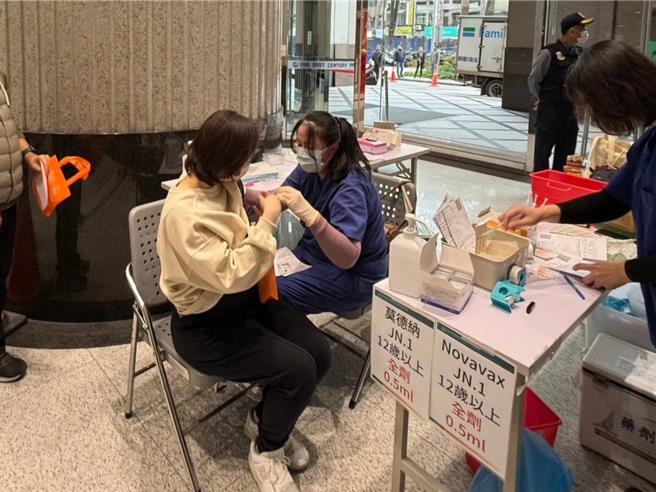 新北市卫生局今（5）日表示，新北4日流感疫苗接种达1万3000人，为自1月1日起开放全民接种以来单日最高量，再创新高。（新北市卫生局提供）
